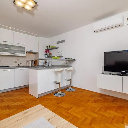 Apartament Lucia *